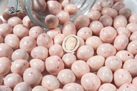Драже "Фундук в йогуртовом шоколаде с сублиматом питахайи цвета фуксии - Tropica Lux" (короб 3 кг)