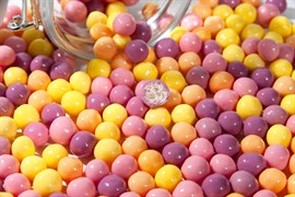 Драже "Рисовые шарики (10 мм) Ассорти в белом цветном шоколаде (желтый апельсин, оранжевый манго, розовый малина, фиолетовый малина) - Premium" (короб 2,5 кг)