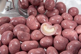 Драже "Кешью в йогуртовом шоколаде с сублиматом черники - Tropica Premium" (короб 3 кг)